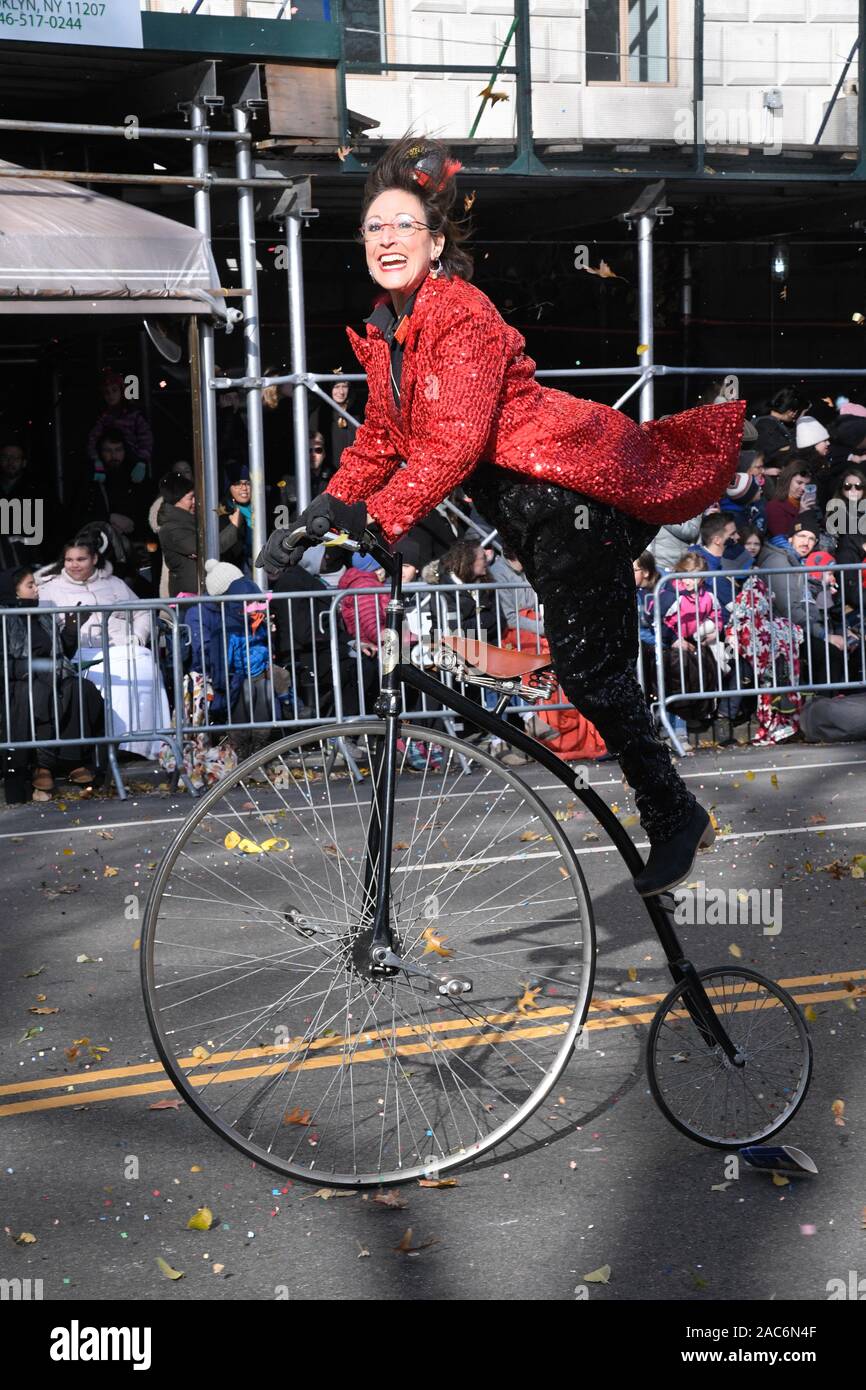 Big Apple Circus performer reitet eine hohe Rad Fahrrad während der 93. jährliche Thanksgiving Day Parade von Macy's anzusehen in New York City. Stockfoto