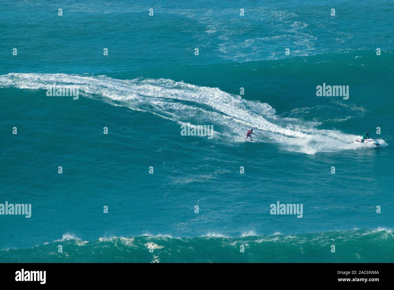 Riesige XXL 20-30 Meter (70 Fuß) Wellen an der Praia do Norte Nazare Portugal Stockfoto