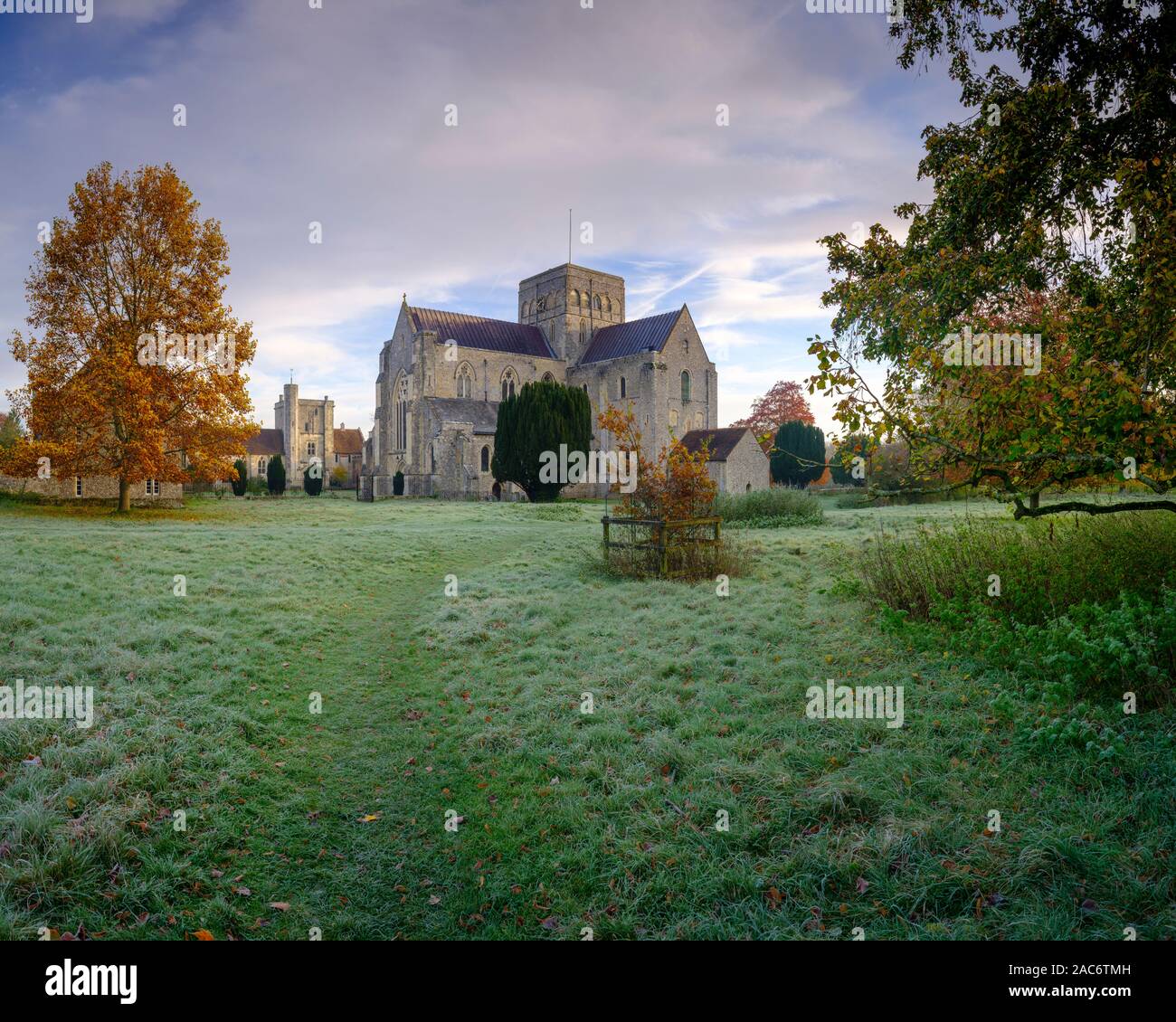 Winchester, Großbritannien - 9 November, 2019: Winter Sonnenaufgang an einem frostigen Morgen im St Cross Hospital, Winchester, Großbritannien Stockfoto