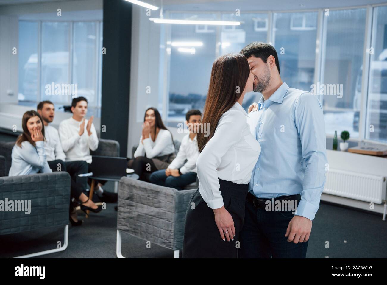 Schoner Kuss Stockfotos Und Bilder Kaufen Alamy