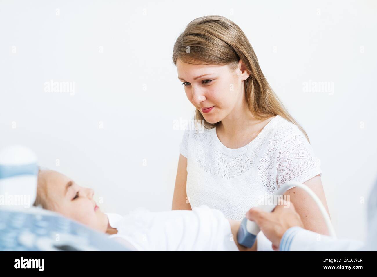 Medizinische Verfahren der lächelnden Mädchen Stockfoto