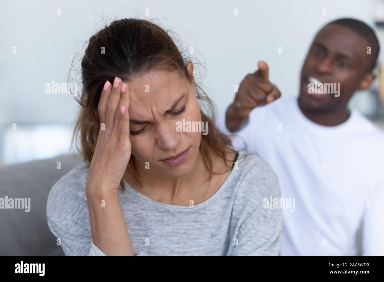 Betonte Frau wandte sich von schreien Ehemann. Stockfoto