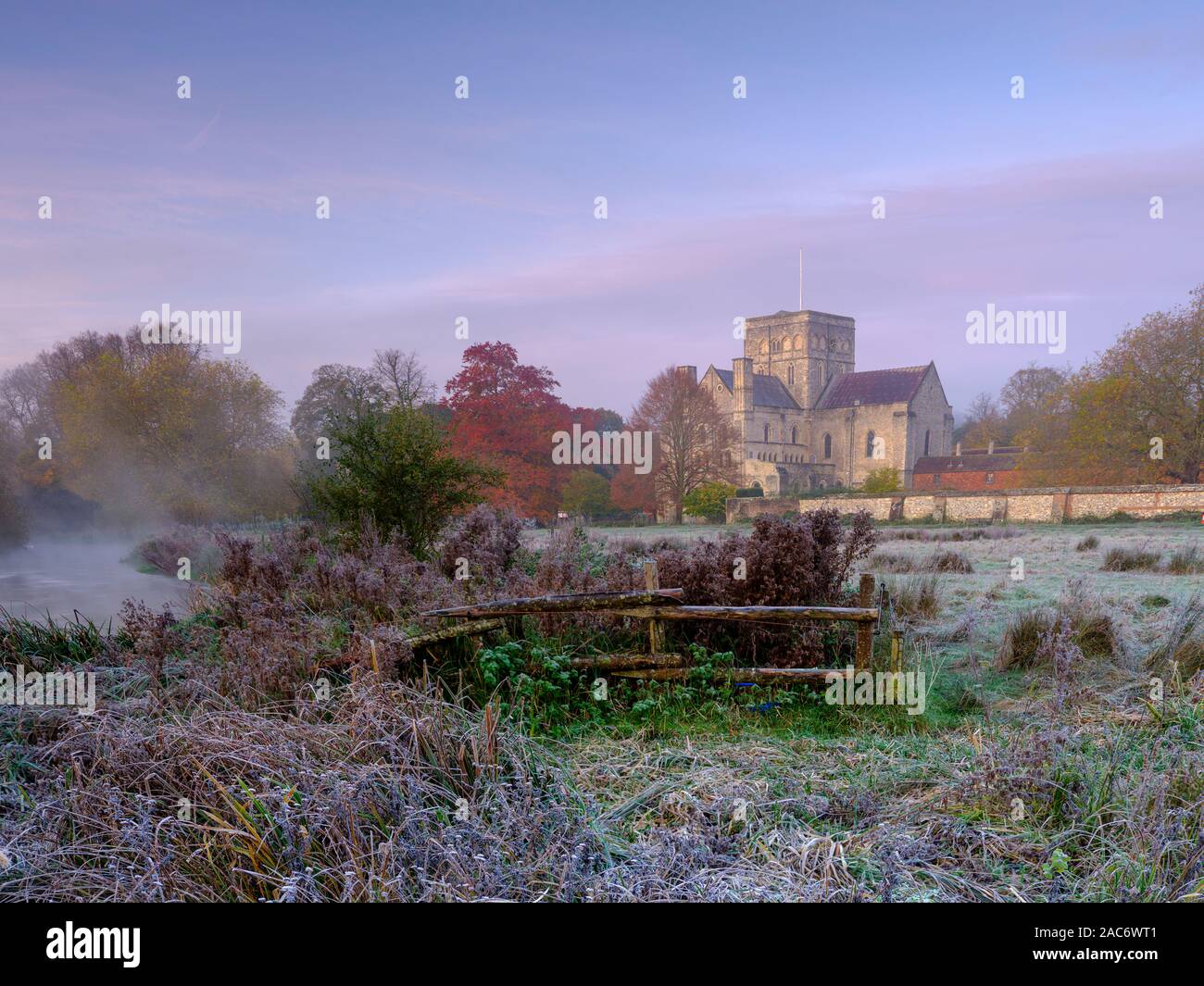 Winchester, Großbritannien - 9 November, 2019: Winter Sonnenaufgang an einem frostigen Morgen im St Cross Hospital, Winchester, Großbritannien Stockfoto