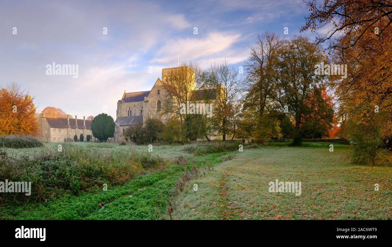 Winchester, Großbritannien - 9 November, 2019: Winter Sonnenaufgang an einem frostigen Morgen im St Cross Hospital, Winchester, Großbritannien Stockfoto