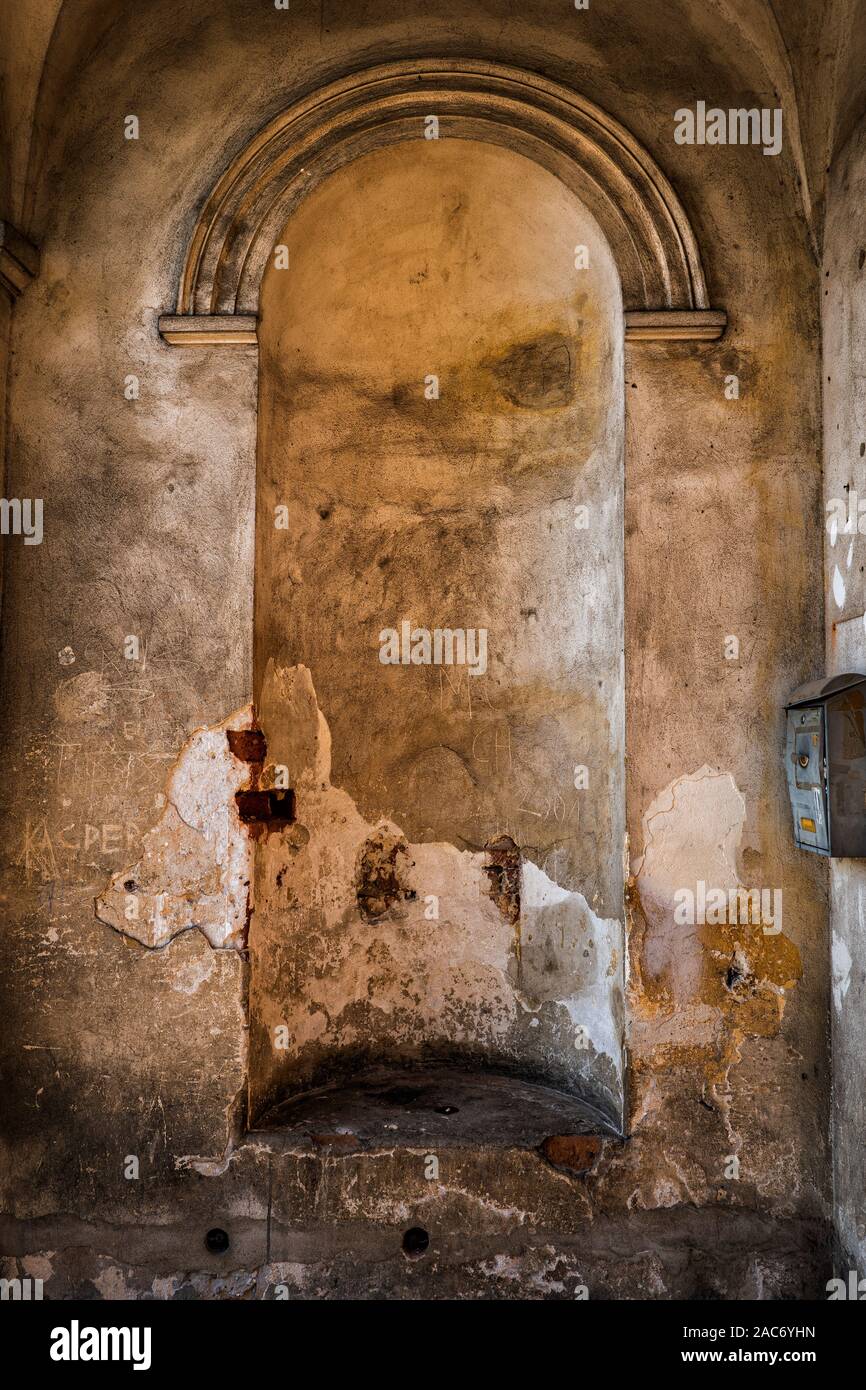 Gewölbte klassischen Nische in der Wand von einem alten Herrenhaus Veranda Stockfoto