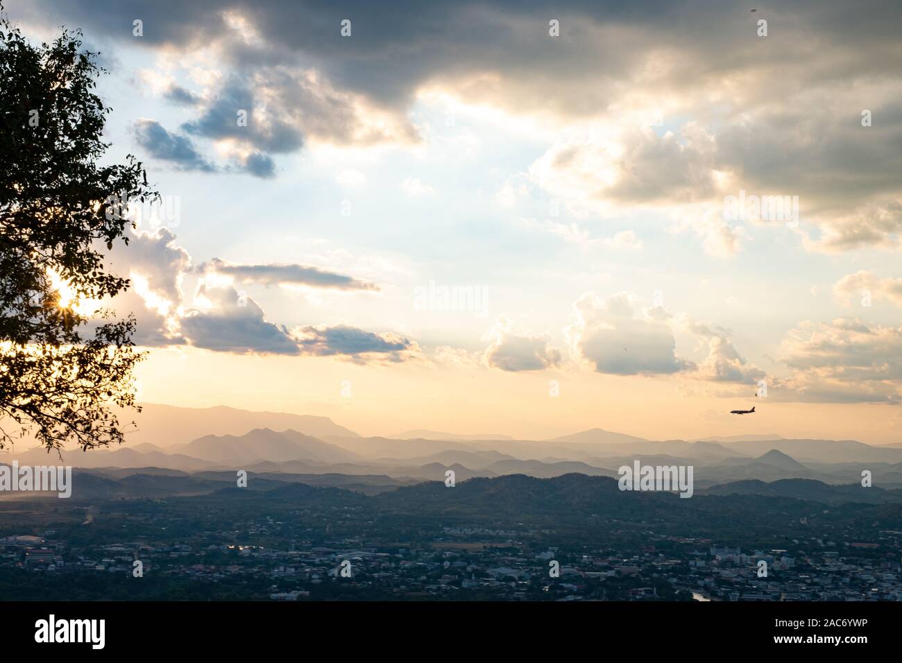 Die Sonne ist hinter dem Berg und Blick auf die Stadt den schönen Fluss, bewölkten Himmel Wolke, Foto Stadt Loei Thailand von Phu Bo Bit Mountain Peak Stockfoto