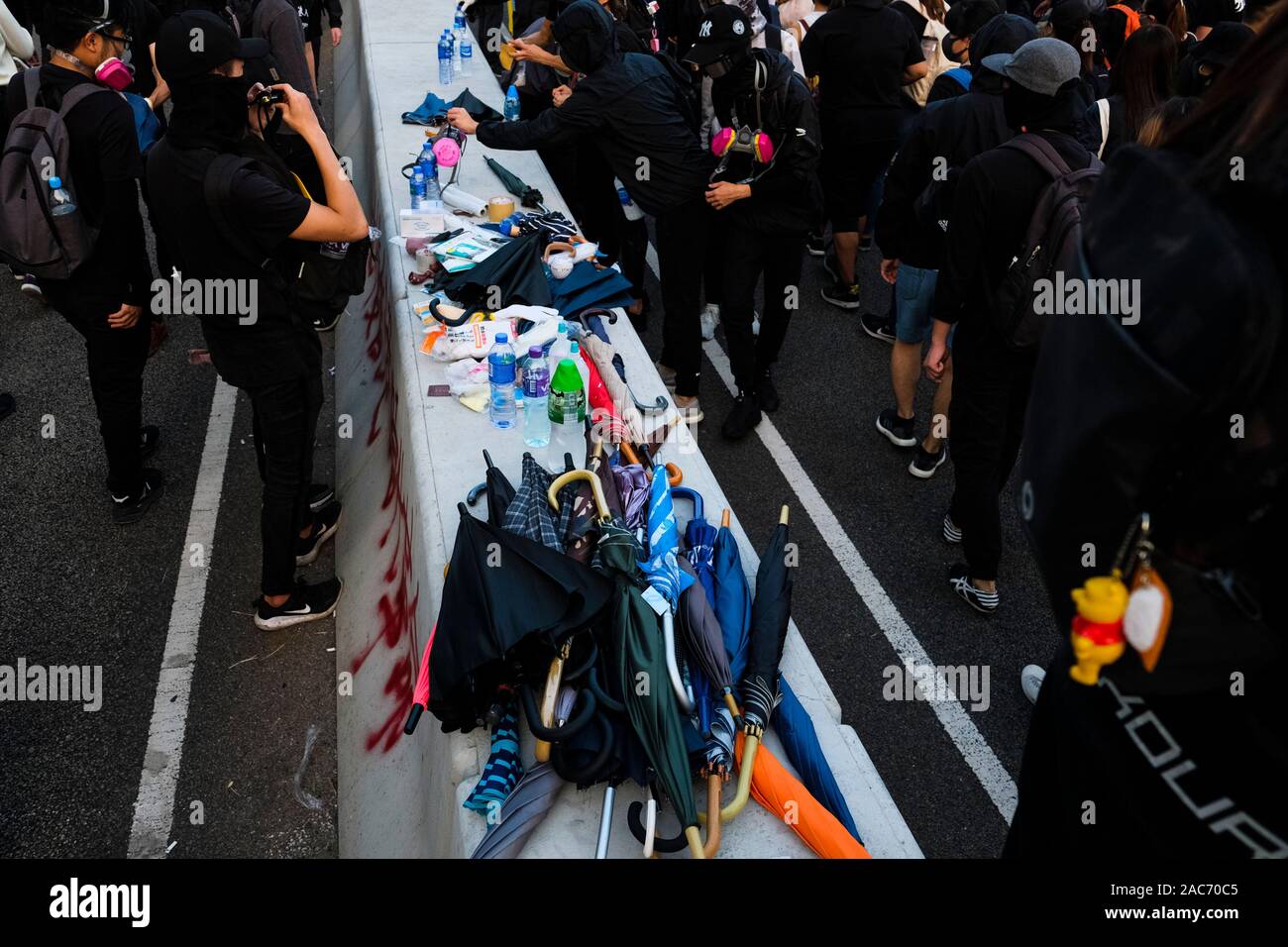 Sonnenschirme auf Barrikaden während des Protestes gesetzt. Demonstrationen in Hongkong weiterhin als pro-demokratischen Gruppen der Bezirksrat Wahlen gewann vor kurzem. Die Demonstranten weiter für Hongkongs Regierung ihre 5 Anforderungen zu erfüllen. Stockfoto