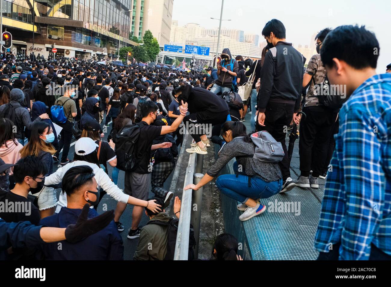 Tausende von pro-demokratischen Demonstranten an der Demonstration teil. Demonstrationen in Hongkong weiterhin als pro-demokratischen Gruppen der Bezirksrat Wahlen gewann vor kurzem. Die Demonstranten weiter für Hongkongs Regierung ihre 5 Anforderungen zu erfüllen. Stockfoto