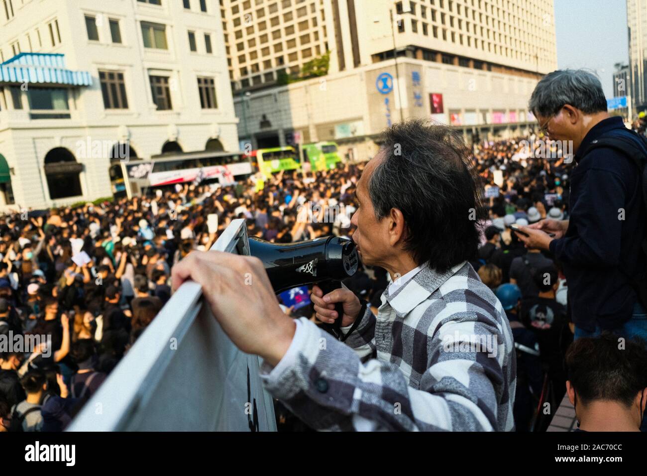 Ein Mann spricht durch ein Megaphon während des Protestes. Demonstrationen in Hongkong weiterhin als pro-demokratischen Gruppen der Bezirksrat Wahlen gewann vor kurzem. Die Demonstranten weiter für Hongkongs Regierung ihre 5 Anforderungen zu erfüllen. Stockfoto