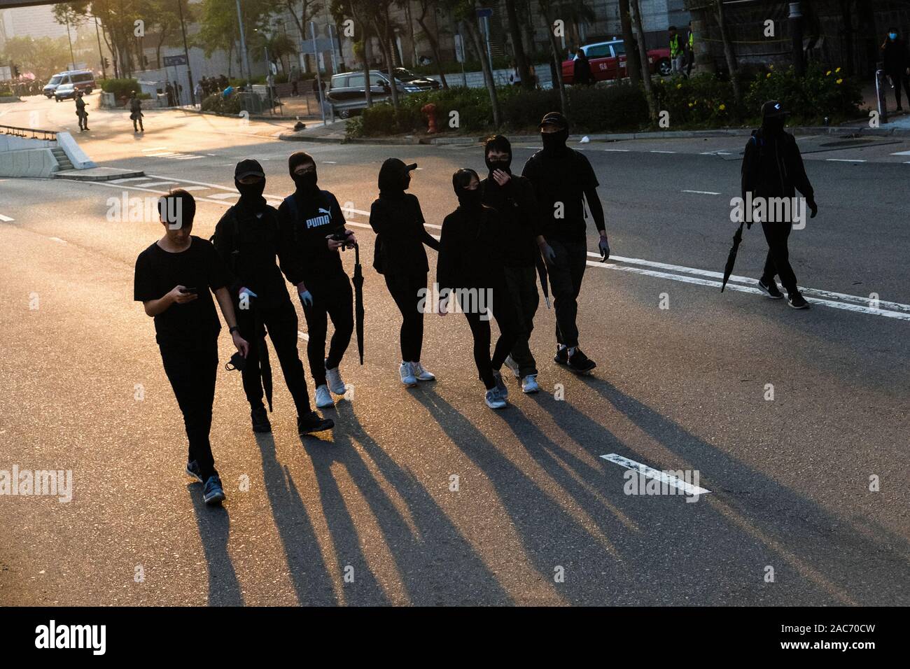 Demonstranten in schwarz März auf der Straße während der Demonstration gekleidet. Demonstrationen in Hongkong weiterhin als pro-demokratischen Gruppen der Bezirksrat Wahlen gewann vor kurzem. Die Demonstranten weiter für Hongkongs Regierung ihre 5 Anforderungen zu erfüllen. Stockfoto