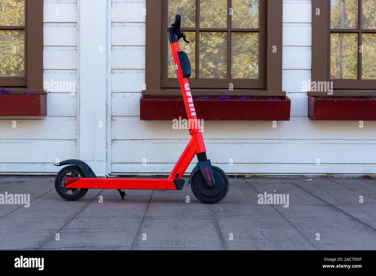 Sacramento, 18. August 2019. Springen scooter auf dem Bürgersteig in der Altstadt von Sacramento abgestellt Vor einem Restaurant Stockfoto