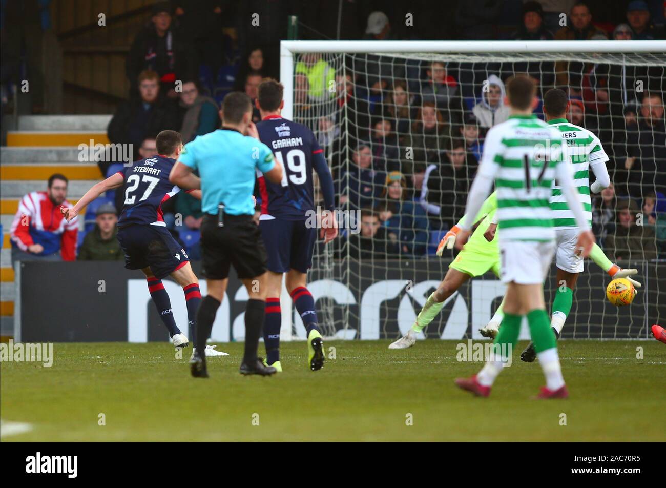 Dingwall, Schottland, Großbritannien. 1. Dezember 2019; globale Energie Stadion, Dingwall, Highland, Schottland; Schottische Premiership Fußball, Ross County gegen Celtic; Ross Stewart von Ross County schießt Vergangenheit Fraser Forster der Keltischen als Schiedsrichter Nick Walsh bläst seine für eine Zuwiderhandlung - Redaktionelle Verwendung Credit: Aktion Plus Sport Bilder/Alamy Live News Pfeifen Stockfoto