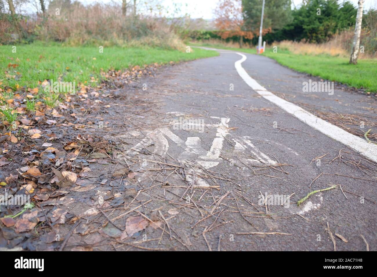 Dezember 2019 - Wenig verwendet, Fußweg und Radweg in der Somerset Village von Cheddar. Stockfoto