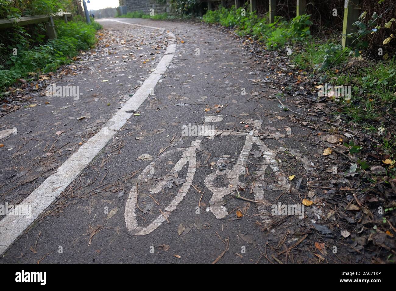 Dezember 2019 - Wenig verwendet, Fußweg und Radweg in der Somerset Village von Cheddar. Stockfoto