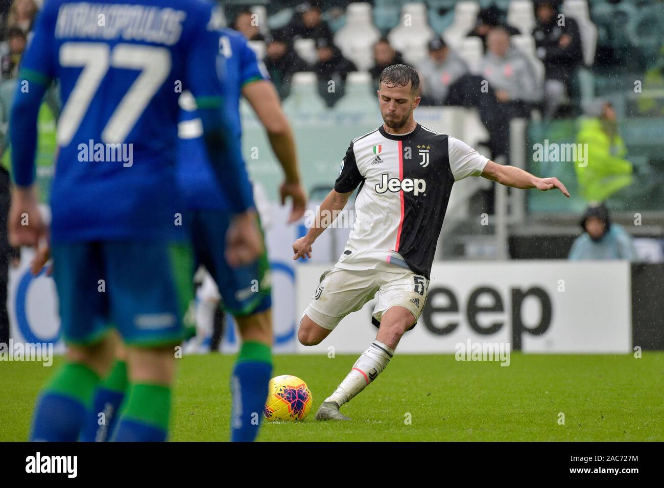 Allianz Stadion, Turin, Italien. 1. Dez, 2019. Serie A Fussball, Juventus versus Sassuolo; Miralem Rudolph von Juventus Turin nimmt einen Freistoß-redaktionelle Verwendung Credit: Aktion plus Sport/Alamy leben Nachrichten Stockfoto