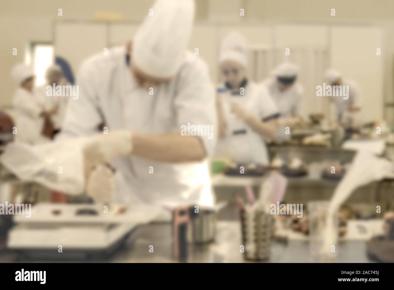 Restaurant Küche, Köche und Köchinnen Arbeiten verschwommenen Hintergrund Stockfoto