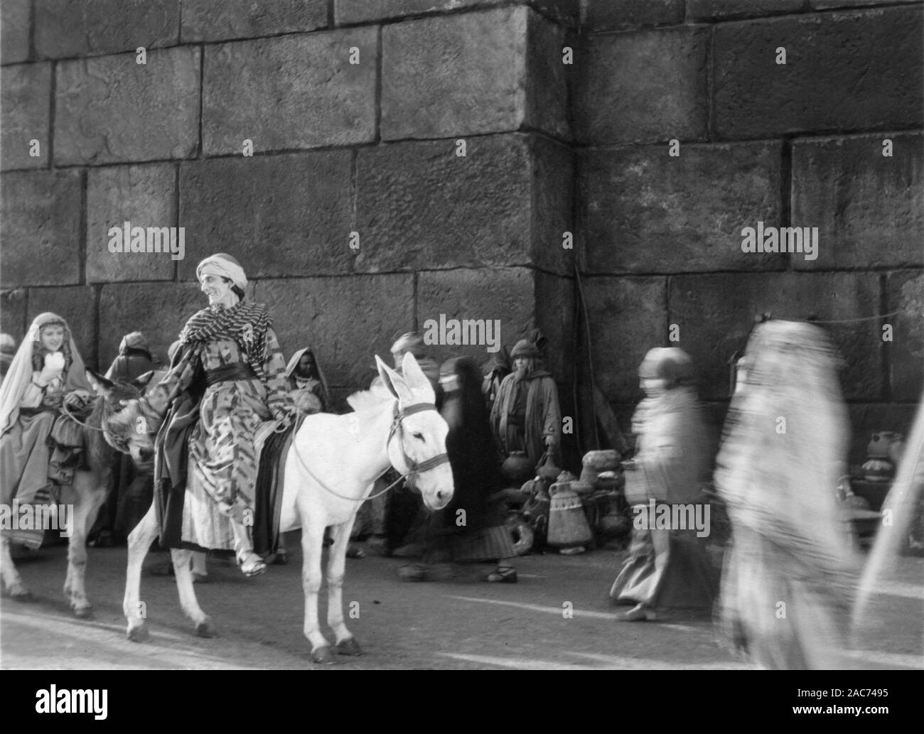 Mai McAvoy als Esther und Nigel De Brulier wie Simonides in BEN-HUR: A TALE DES CHRISTUS 1925 Regisseur Fred Niblo Roman General Lew Wallace Anpassung Juni Mathis Stummfilm Metro Goldwyn Mayer Stockfoto
