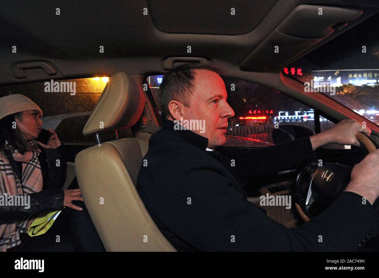 (191201) - YIWU, Dez. 1, 2019 (Xinhua) - britische Händler des Stadtbezirks und seiner Frau Wu Qinyan zurück in Wuhan, China Zhejiang Provinz, Nov. 29, 2019. 2005, Nigel Cropp, ein britischer Mann, kam nach Yiwu kleiner Markt in der ostchinesischen Provinz Zhejiang Kaufleute zu unterrichten Englisch hier. Er nahm "Taishan' wie sein chinesischer Name, weil er die Menschen schon immer den Eindruck, dass sie "so stabil wie Mount Taishan'. Im Jahr 2008, er heiratete seine Schüler Wu Qinyan. In diesem Jahr wurde er das Marketing Wissen, das er an der Universität in die Praxis gelernt und gründete seine eigene Import und Ex Stockfoto