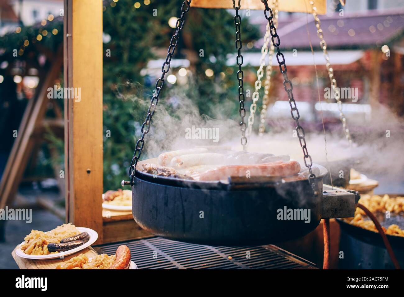 Duft von Essen vom Weihnachtsmarkt. Heiße Wurst mit Sauerkraut zum Verkauf. Tallinn, Estland. Stockfoto