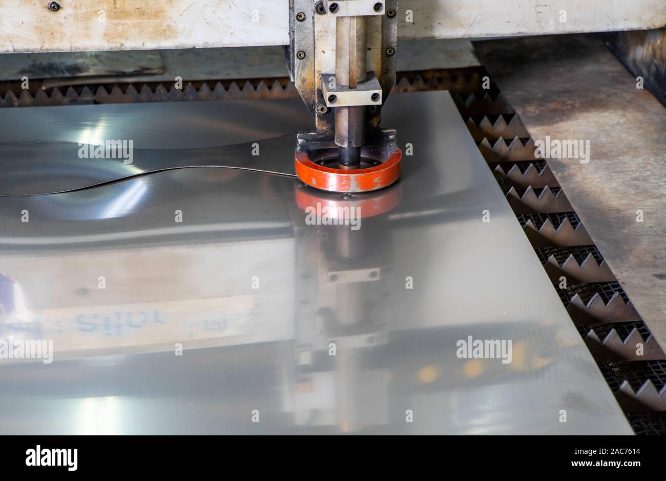 In der Nähe von Metall verarbeitenden Maschine. Plasma Schneiden von Metall. Herstellung von Rohren aus Metall. Stockfoto
