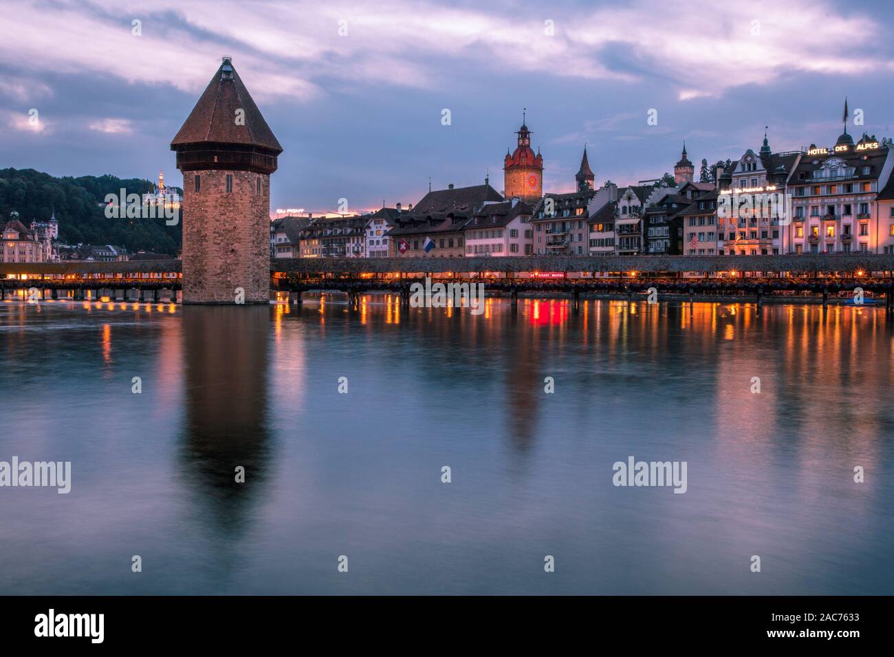 Kapellbrücke Bridge bei Nacht. Luzern, Schweiz Stockfoto