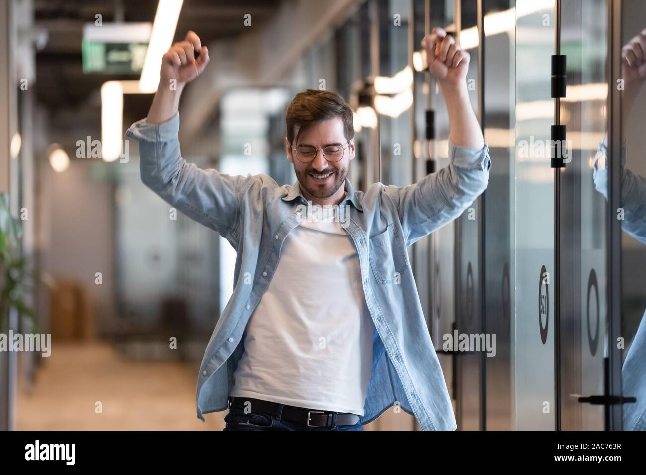 Aufgeregt Unternehmer Karriere feiern Tanzen im Büro Flur Stockfoto