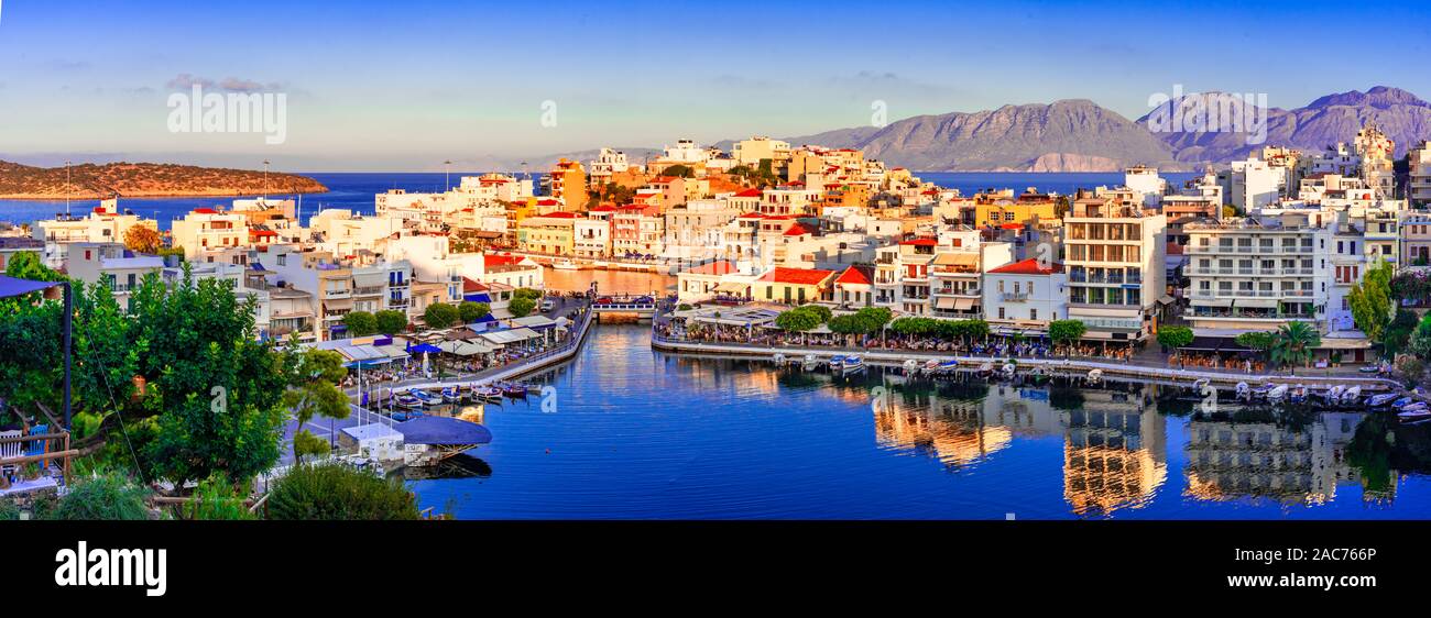 Agios Nikolaos, Kreta, Griechenland: Sonnenuntergang Blick auf Agios Nikolaos über See Voulismeni, einer malerischen Stadt im östlichen Teil der Insel Kreta, die noch Stockfoto