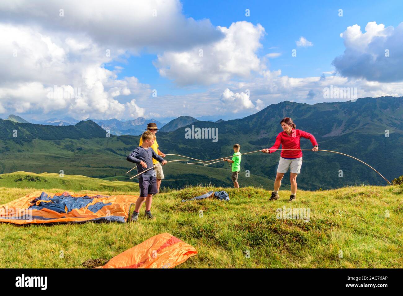 Zelt Setup für eine Übernachtung in den Bergen Stockfoto
