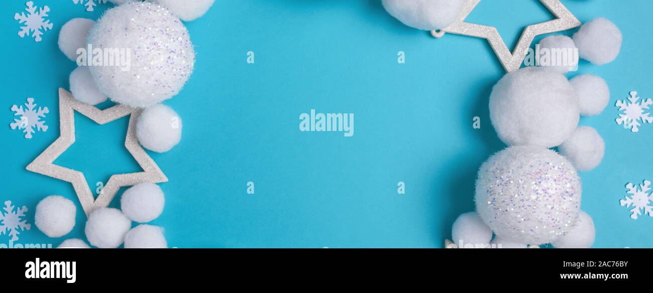 Weihnachten, Neujahr flach mit weißen Kugeln, Schnee, Sterne, Weihnachten Dekor. Weihnachten Muster auf blauem Hintergrund Stockfoto