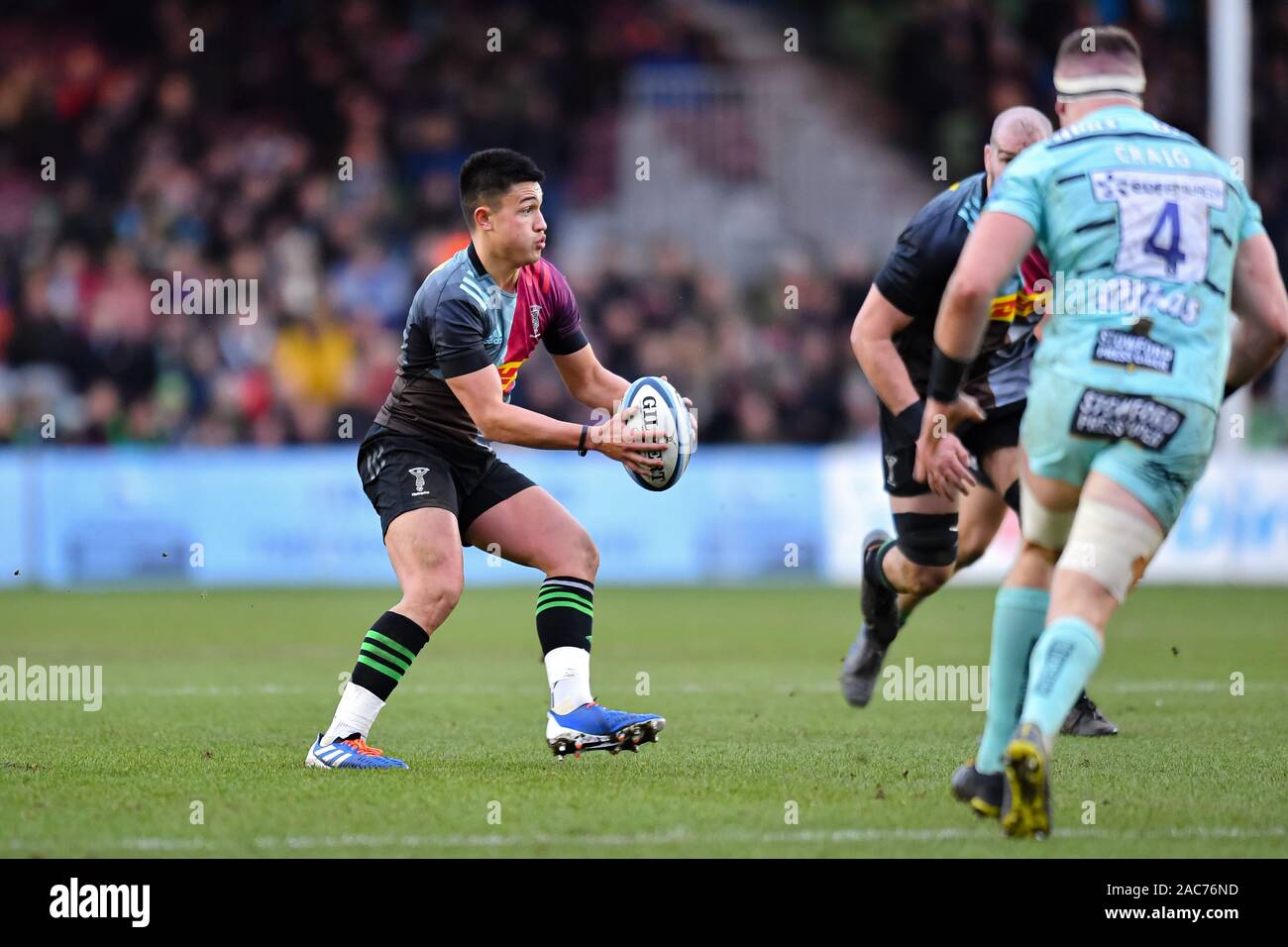 London, Großbritannien. 01 Dez, 2019. Marcus Smith von harlekine in Aktion während der Premiership Rugby Cup Match zwischen Harlekine und Gloucester in Twickenham Stoop am Sonntag, den 01. Dezember 2019. London England. (Nur redaktionelle Nutzung, eine Lizenz für die gewerbliche Nutzung erforderlich. Keine Verwendung in Wetten, Spiele oder einer einzelnen Verein/Liga/player Publikationen.) Credit: Taka G Wu/Alamy leben Nachrichten Stockfoto