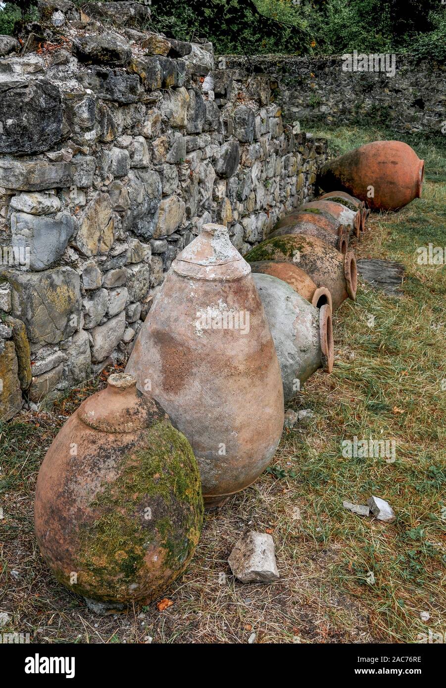 Kvevri bei Ikalto Kloster, Telavi, Georgien verwendet Stockfoto
