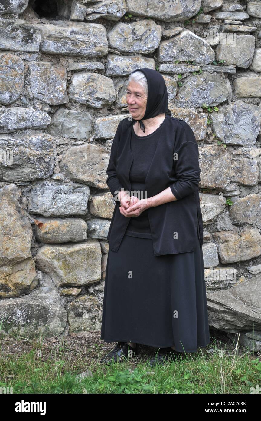 Alte Frau an Ikalto Kloster, Telavi, Georgien Stockfoto