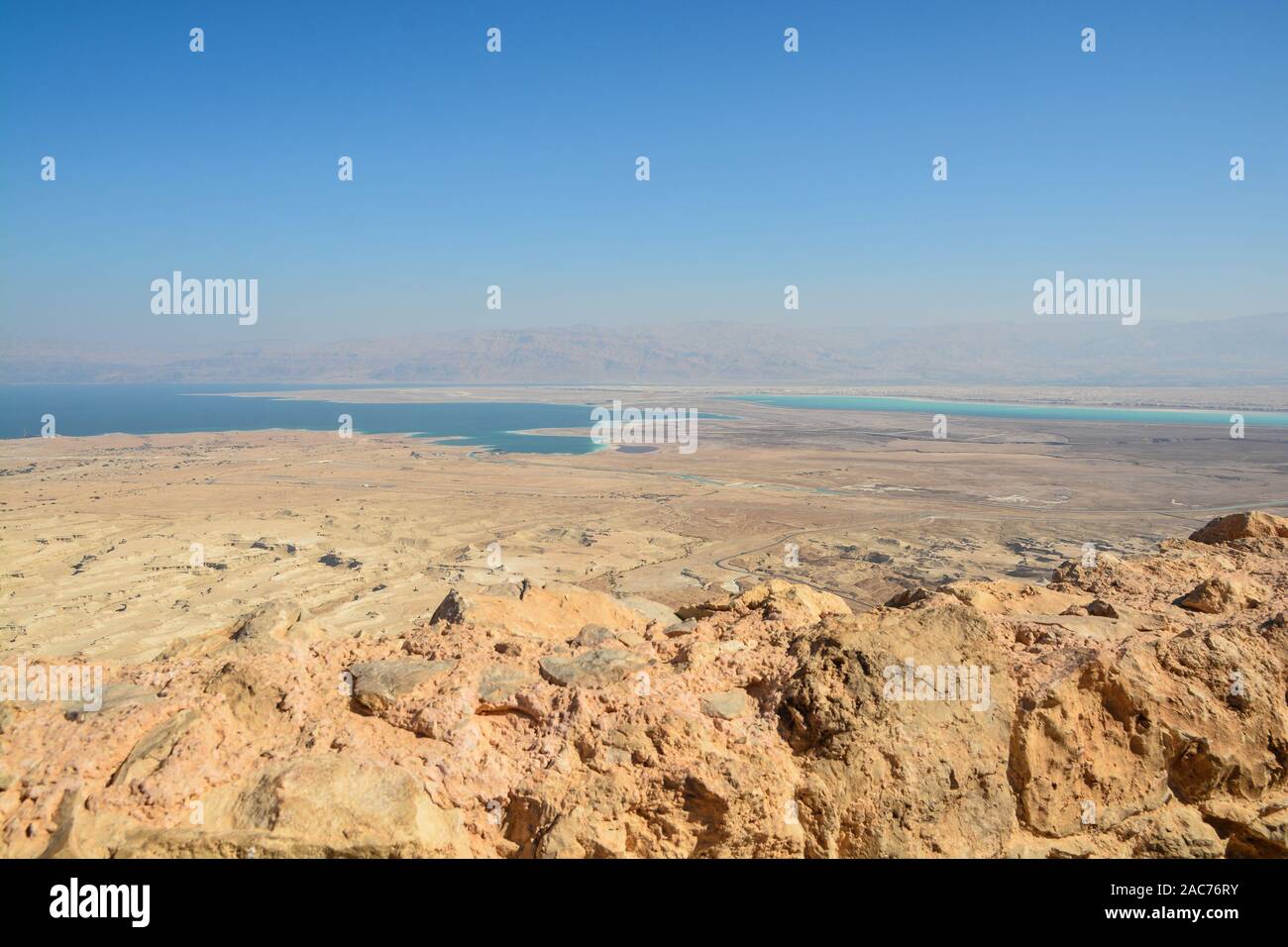 Israel. Judäische Wüste und das Tote Meer. Landschaft der Wüste am Ende des Herbstes. Stockfoto
