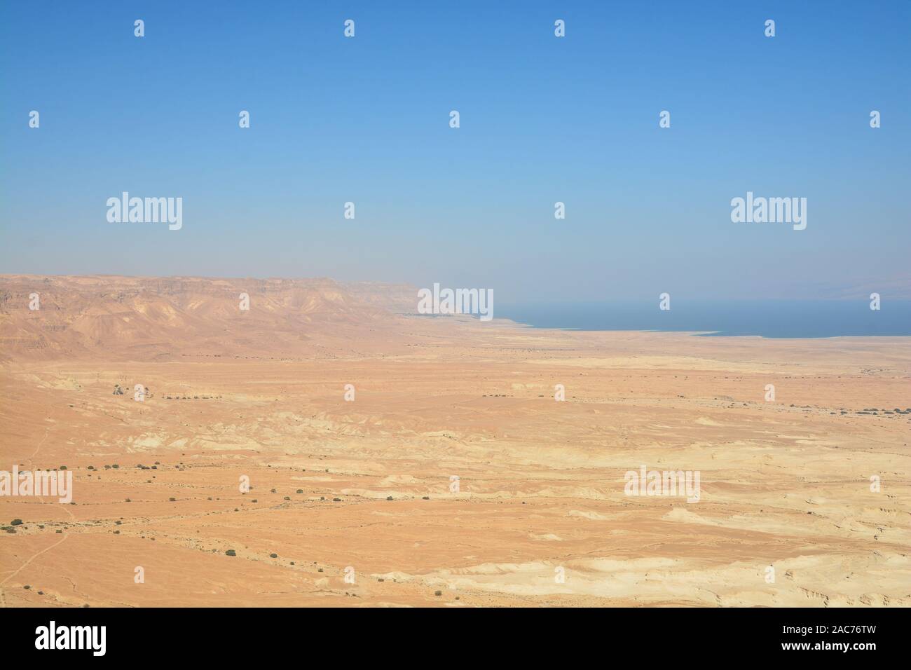 Israel. Judäische Wüste und das Tote Meer. Landschaft der Wüste am Ende des Herbstes. Stockfoto