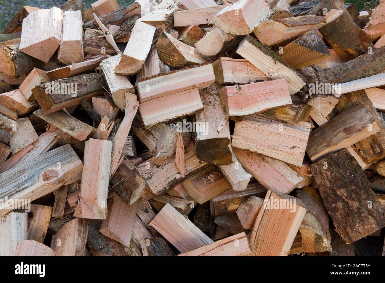 Ein Haufen von Protokollen. Stockfoto