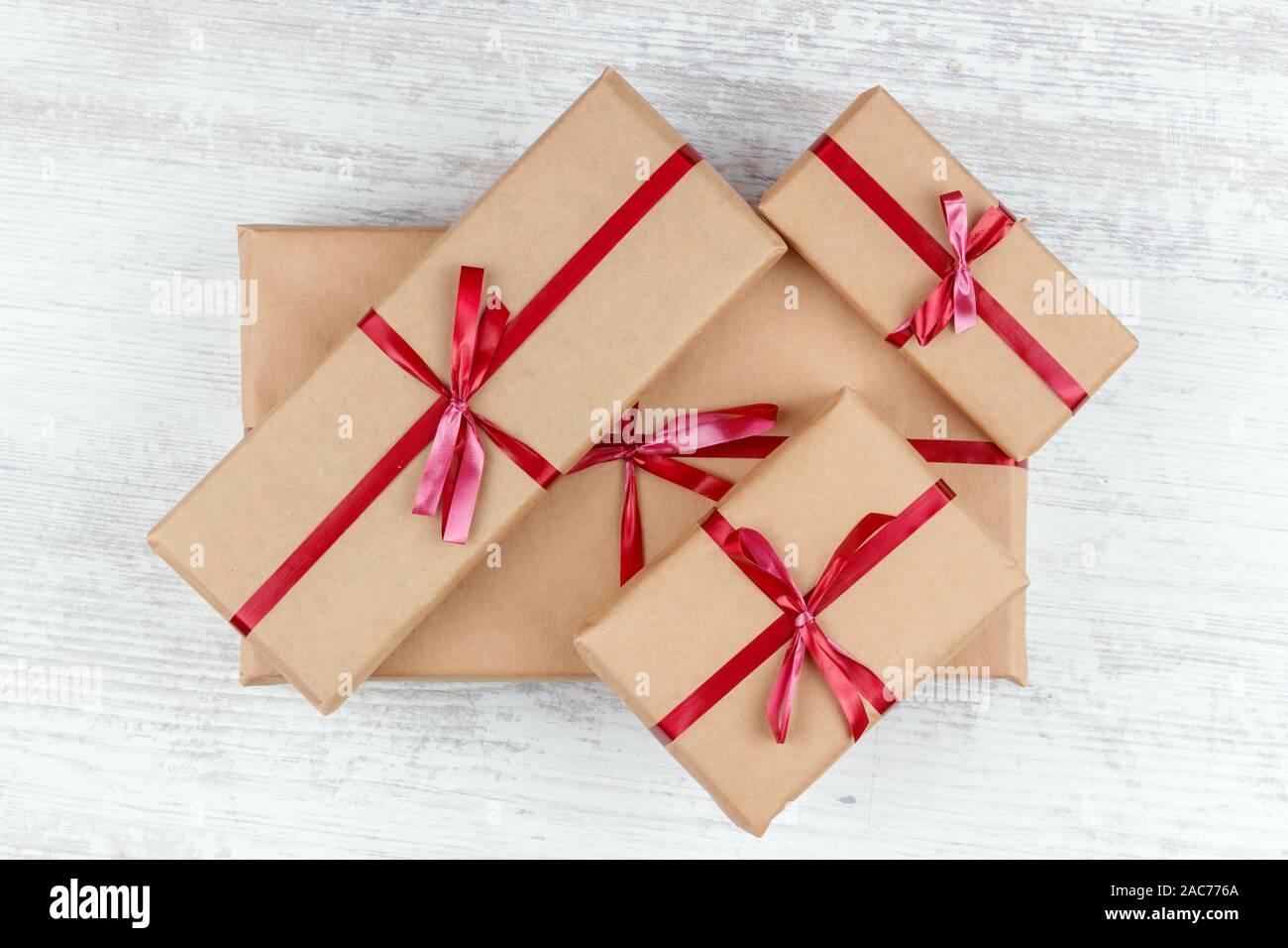 Geschenkboxen und Weihnachten Kranz mit leuchtende Girlande. Unscharfer Hintergrund ohne Fokus mit Bokeh Stockfoto