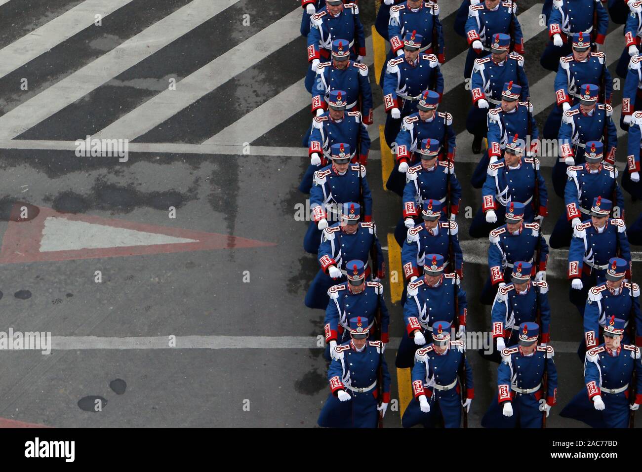 Bukarest, Rumänien. 1. Dez, 2019. Soldaten nehmen an den Nationalen Tag militärische Parade in der Nähe des Triumphbogen in Bukarest, der Hauptstadt Rumäniens, Dez. 1, 2019. Credit: Cristian Cristel/Xinhua/Alamy leben Nachrichten Stockfoto