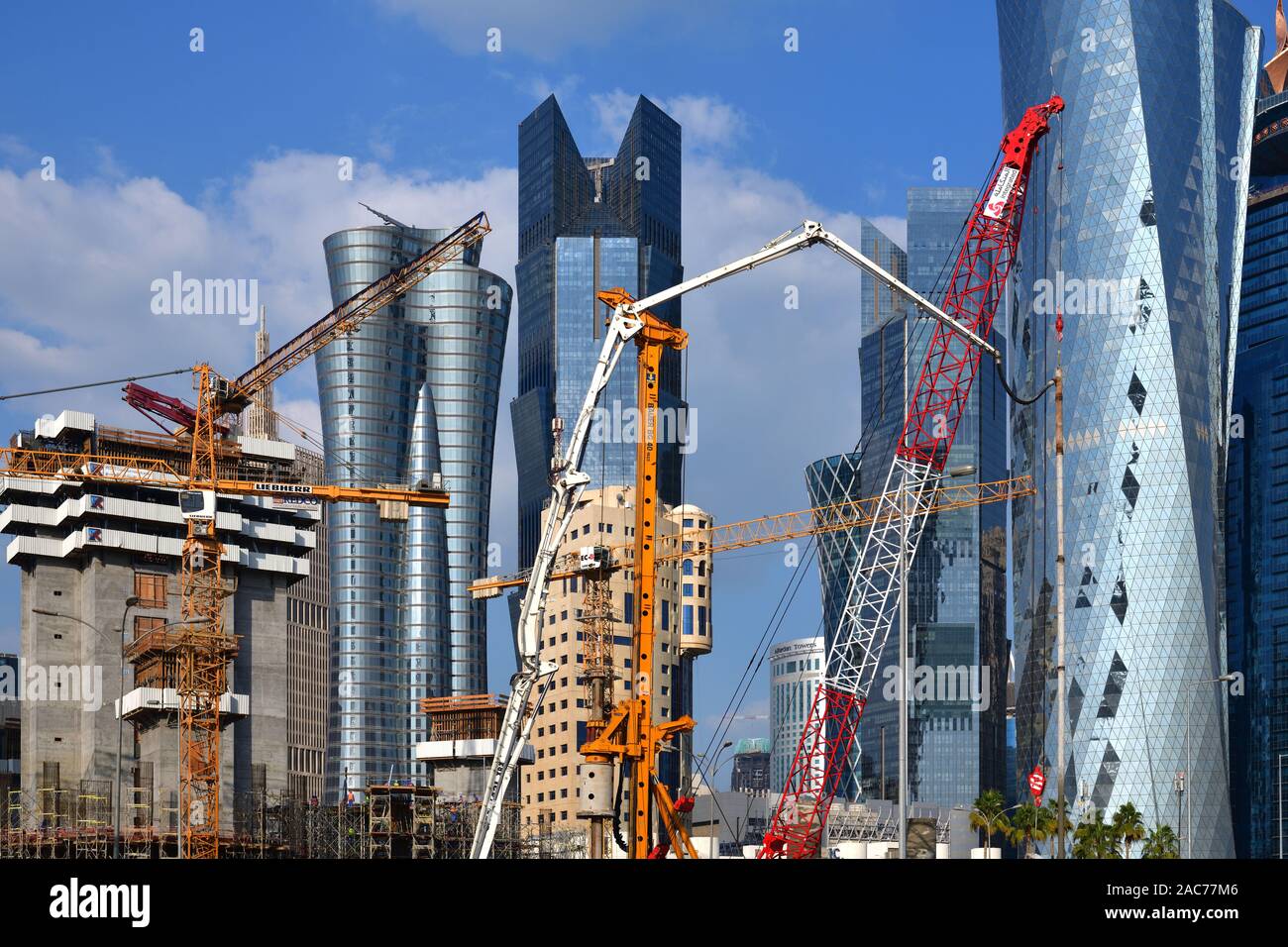 Doha, Katar, 29.November. 2019. Verschiedene Baumaschinen vor dem Hintergrund der Wolkenkratzer in der Innenstadt Stockfoto