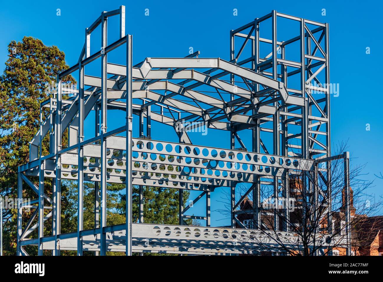 Stahlbaurahmen, der während der Einengung eines neuen Universitätsgebäudes in Cambridge errichtet wird. Stahlrahmengebäude. Stahlgerahmtes Gebäude. Stockfoto