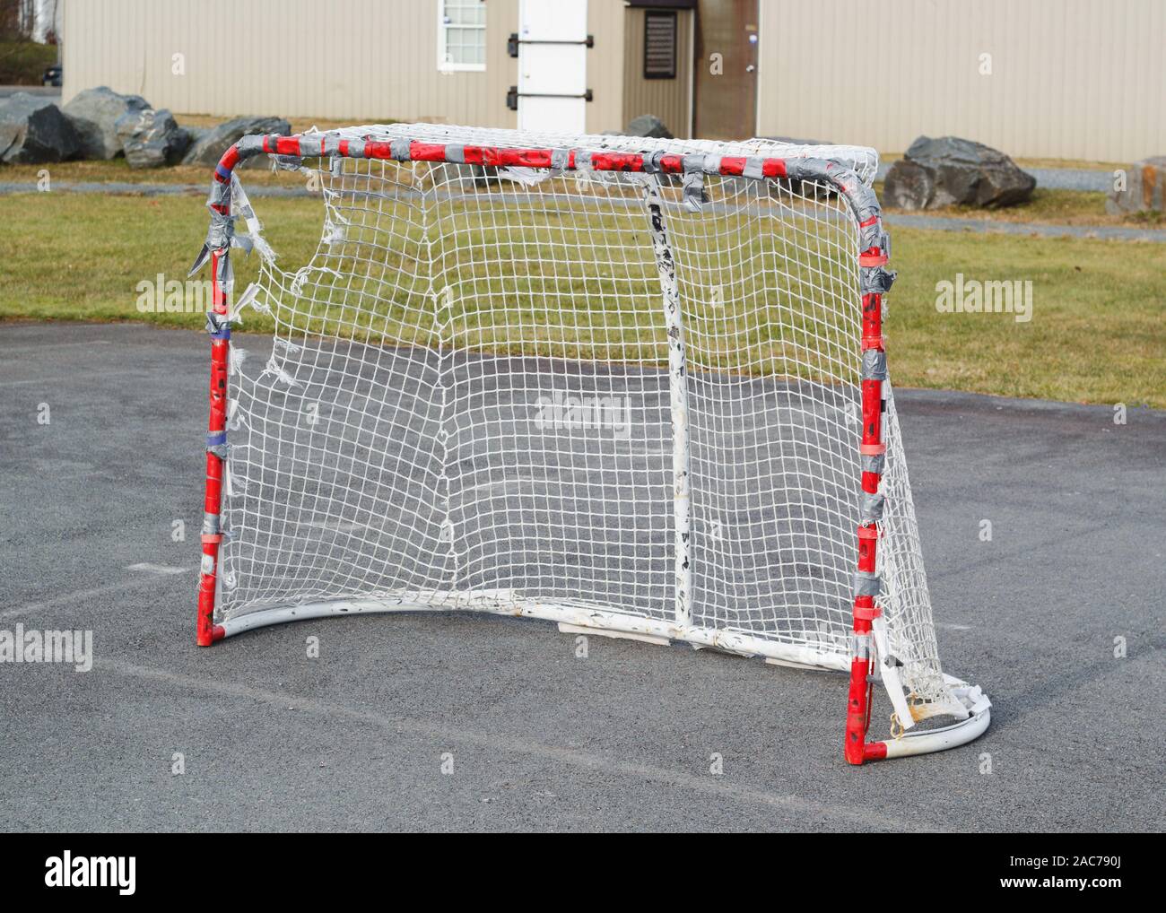 Hockey net auf Spielplatz Pflaster Stockfoto