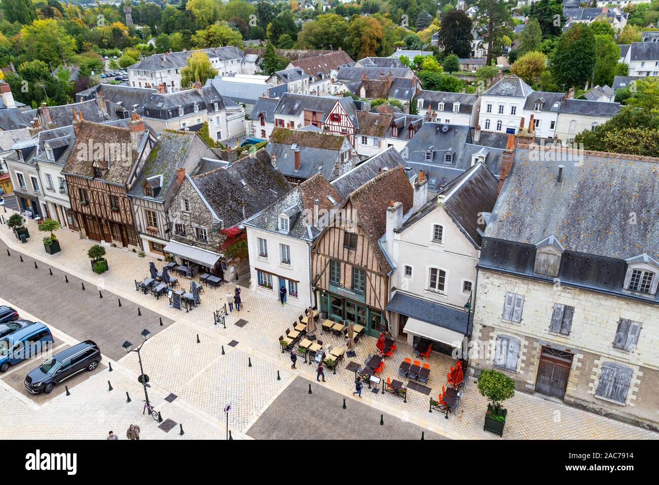 Amboise, Frankreich - Oktober 16, 2019: Übersicht über das historische Dorf Amboise von Chateau d'Amboise im alten Zentrum der Stadt. Stockfoto