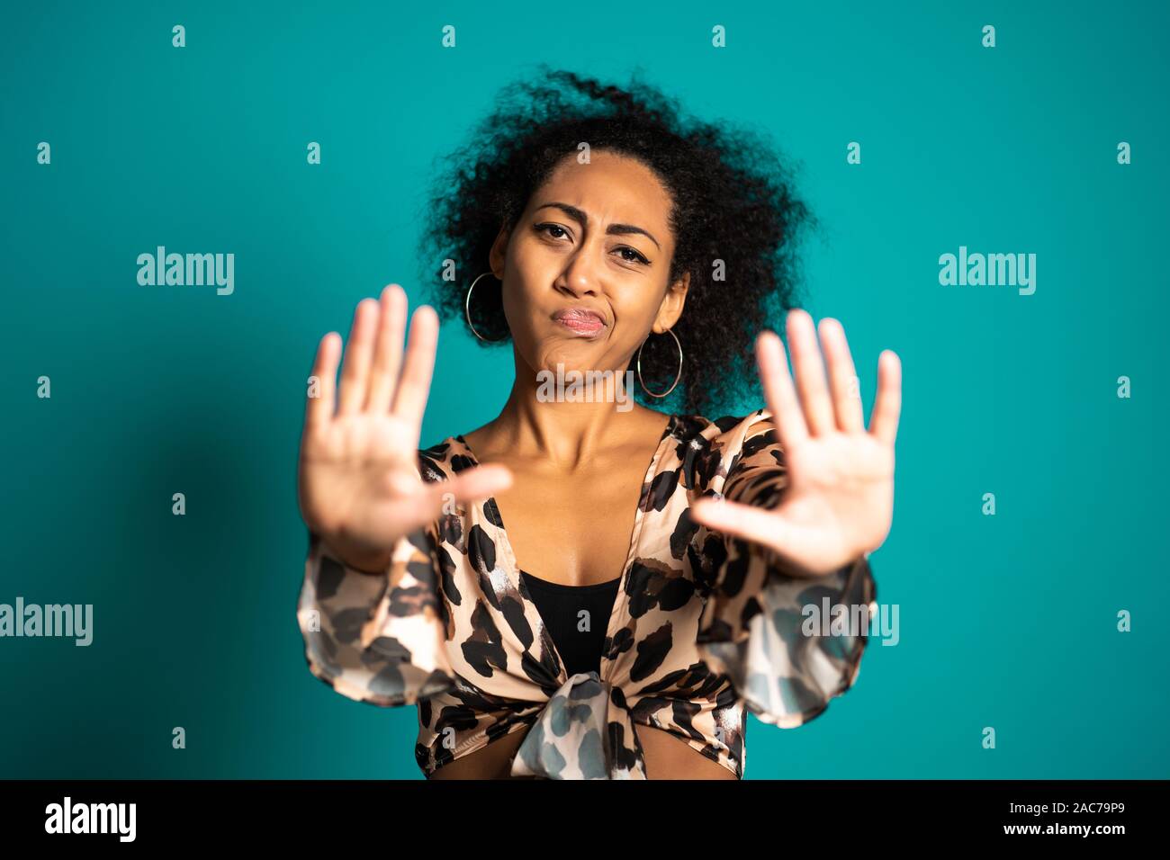 Frau missbilligenden mit Kein Stop Handzeichen Geste. Aufmerksamkeit, Ablehnen, Zurückweisen, Stimme, Porträt der schönen afrikanischen Mädchen. Stockfoto