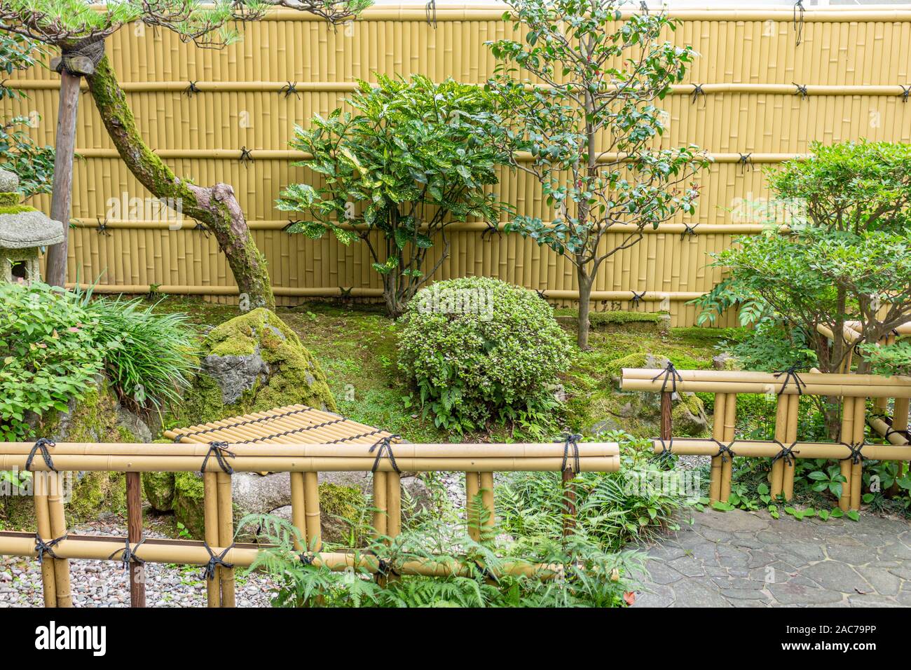 Sommer Blick der traditionellen kleinen japanischen Garten mit Bambus, und Stein Laterne. Kanazawa City, Präfektur Ishikawa, Japan. Stockfoto
