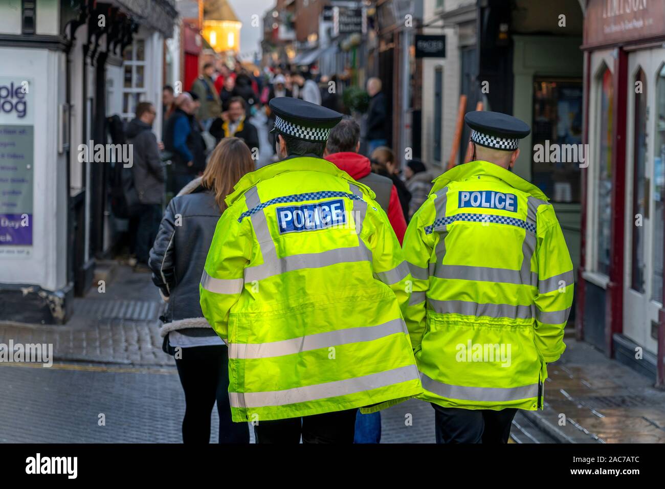 Zwei Polizisten auf den Straßen von Colchester Stockfoto