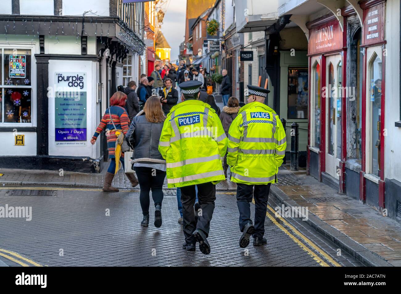 Zwei Polizisten auf den Straßen von Colchester Stockfoto