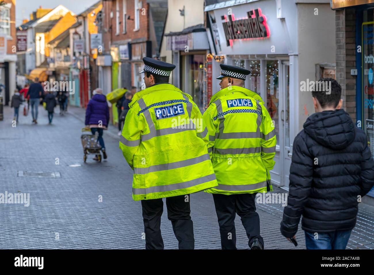 Zwei Polizisten auf den Straßen von Colchester Stockfoto