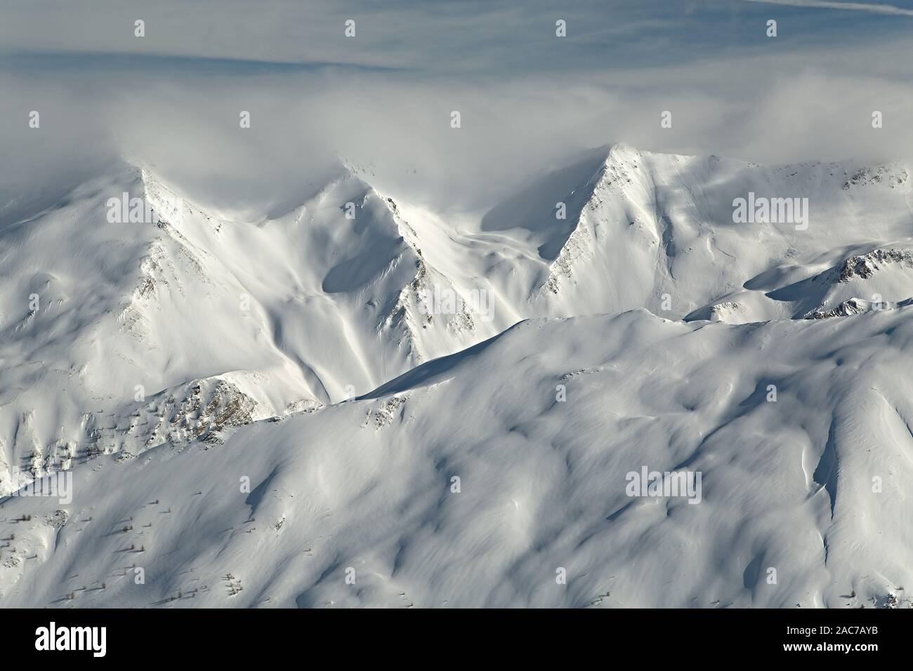 Berge mit Schnee bedeckt Stockfoto