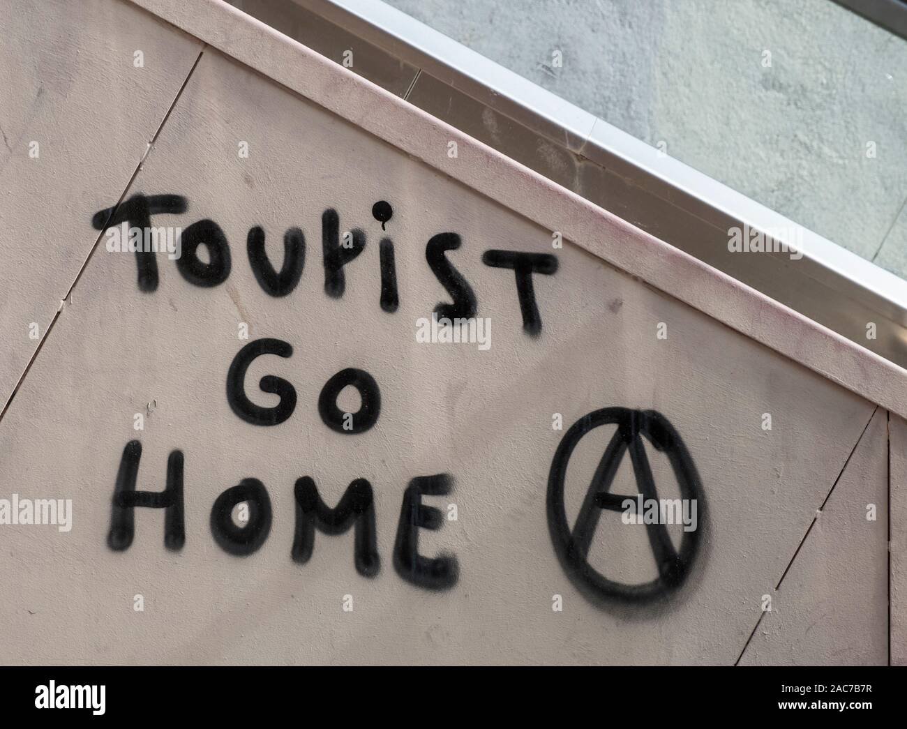 'Tourist Go Home" Graffiti in Barcelona. Stockfoto