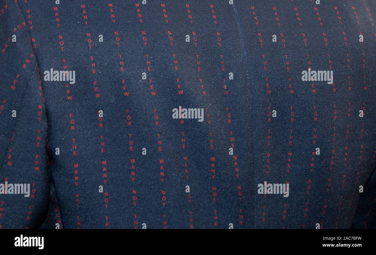 Eine Nahaufnahme auf Jeremy Corbyn's Jacke, hat "für die vielen nicht den wenigen "Aller es gedruckt wird, während auf der allgemeinen Wahlkampagne Trail in Whitby. Stockfoto