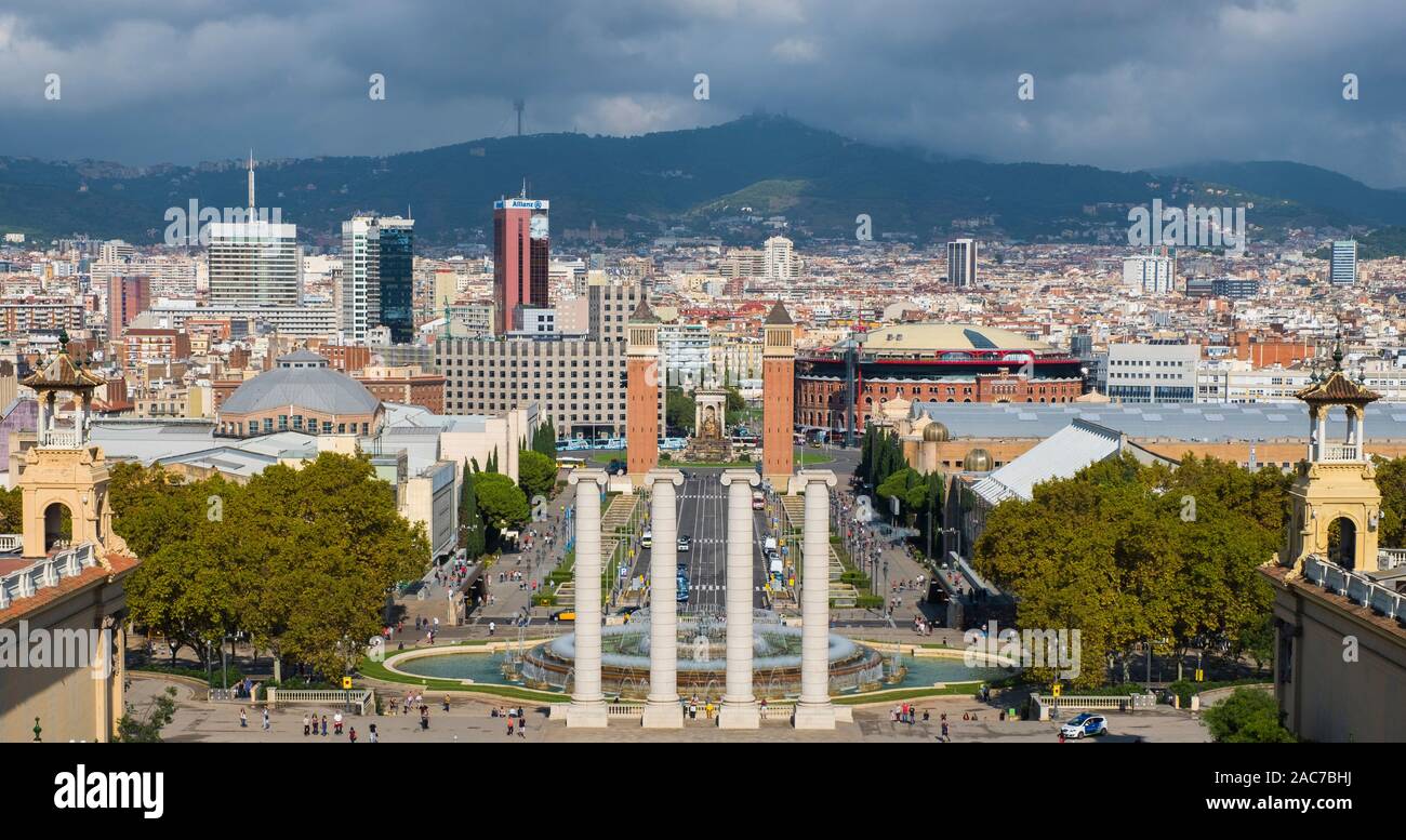 Blick nach unten vom Palau National auf dem Mont Juïc in Richtung Avinguda de la Reine Maria Cristina und der Plaza Espana. Stockfoto